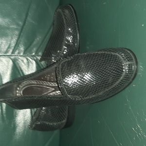 Black Trotters loafers women's size 9, NWOT